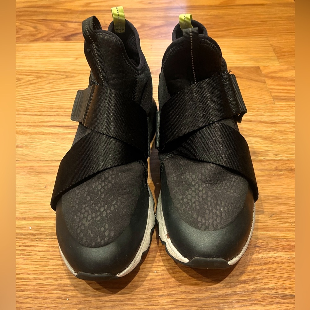 Sorel Women’s Kinetic Sneaker Size 7
